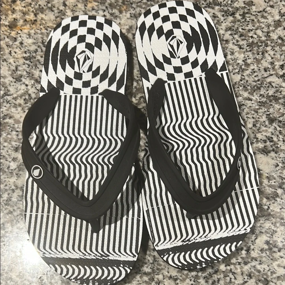 Volcom Kids Youth Black/White Thong Flip Flop Sandals Sz 4 summer beach travel
